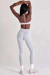 Détail du pantalon de yoga gris taille haute et soutien-gorge sport à bretelles roses
