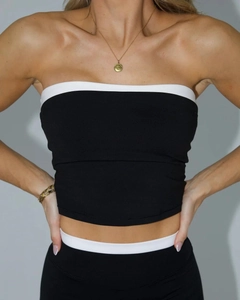 Detail von hochelastischem schwarz-weißem Bustier-Top mit Kontrastkanten für den Sport