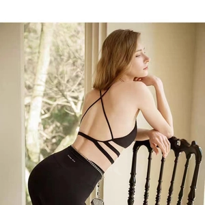 Dettaglio del reggiseno sportivo nero con design incrociato sulla schiena e tessuto