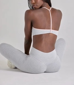 Détail d'un ensemble de yoga taille haute avec haut dos nageur et legging gris