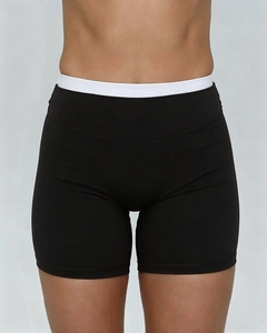 Detail der High-Waist Yoga-Shorts mit schwarzem Stoff und weißem Kontrast-Bunddesign