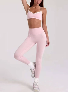 Détail de l'ensemble de yoga rose avec soutien-gorge de sport col V et legging taille haute