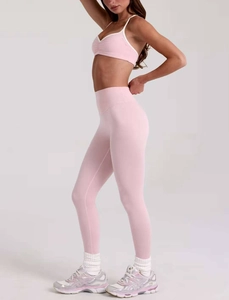 Vue latérale d'un ensemble de yoga rose clair avec legging taille haute et brassière sport