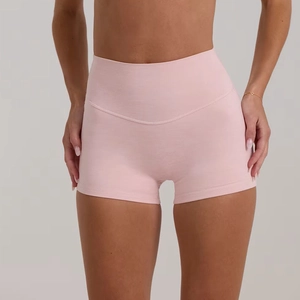 Dettaglio dei pantaloncini da yoga a vita alta in rosa pallido con trama traspirante