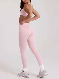 Détail d'un ensemble de yoga rose clair avec legging taille haute et brassière