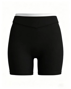 Detail der High-Waist Yoga-Shorts mit schwarzem Stoff und weißem elastischem Bund