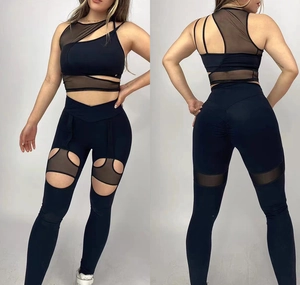 Dettaglio dei leggings da yoga neri con inserti in mesh e ritagli geometrici moderni