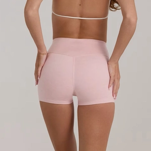 Dettaglio degli shorts fitness rosa chiaro a vita alta con cucitura a V posteriore