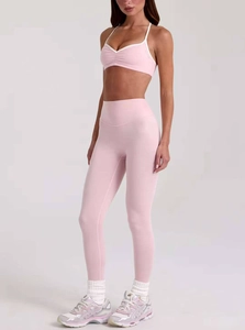 Détail de l'ensemble de yoga rose avec soutien-gorge dos nageur et legging