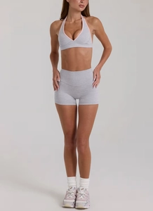 Dettaglio completo completo yoga grigio con pantaloncini a vita alta e reggiseno rosa