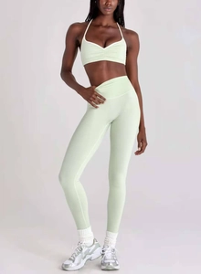 Détail de l'ensemble de yoga vert menthe avec brassière licou et legging taille haute