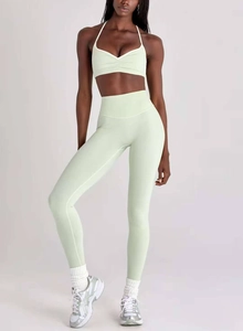 Détail d'un ensemble de yoga vert menthe avec brassière licou et legging taille haute