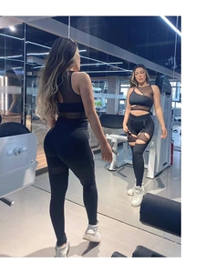 Dettaglio dei leggings da yoga neri con inserti in mesh e ritagli circolari di stile