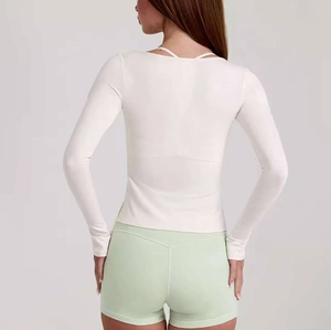 Cardigan de yoga blanc ajusté avec lanières croisées au dos et short de sport