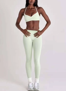 Vue détaillée d'un ensemble de yoga vert menthe avec legging taille haute et soutien-gorge