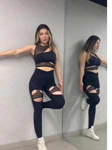 Dettaglio dei leggings da yoga con inserti in mesh trasparente per fitness traspirante
