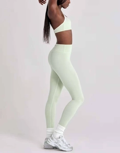 Vue latérale d'un ensemble de yoga vert menthe avec soutien-gorge de sport et legging