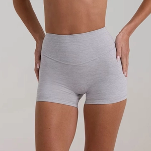 Dettaglio dei pantaloncini da yoga a vita alta grigio chiaro in tessuto elastico