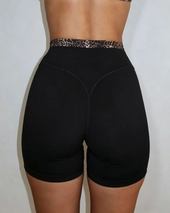 Detail der schwarzen Biker-Shorts mit Leopardenmuster-Bund und V-förmiger Gesäßnaht hinten