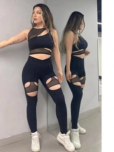 Dettaglio dei leggings da yoga a vita alta con ritagli in mesh e inserti trasparenti
