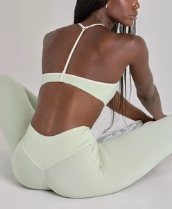 Détail de l'ensemble de yoga vert menthe avec brassière dos nageur et legging taille haute