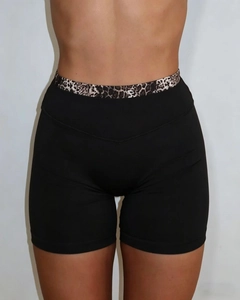 Detailansicht der schwarzen Sportshorts mit hoher Taille und elastischem Leopardenmuster-Bund