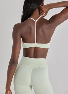 Détail de l'ensemble de yoga vert menthe avec bretelles en Y et legging de sport taille haute