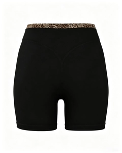 Detailansicht der schwarzen Sport-Shorts mit elastischem Bund in Leoparden-Musterung