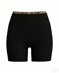Detailansicht der schwarzen High-Waist-Yogahose mit stylischem Leopardenmuster am Bund