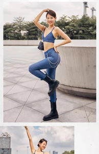 Λεπτομέρεια σετ γιόγκα με υφή denim και διπλή μεταλλική αλυσίδα στη μέση διακόσμηση