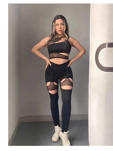 Dettaglio di leggings neri da yoga a vita alta con inserti in mesh e ritagli sexy fitness