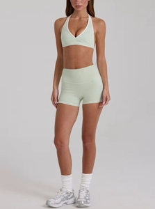 Dettaglio del set yoga verde menta con top all'americana e pantaloncini a vita alta