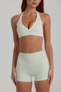 Dettagli del set yoga verde chiaro con bordi bianchi a contrasto e pantaloncini