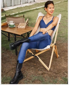 Λεπτομέρεια σετ γιόγκα με όψη denim, ψηλόμεσο κολάν και αθλητικό σουτιέν σε υπαίθριο κάμπινγκ