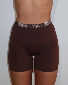 Detail der High-Waist Yoga-Shorts mit dunkelbraunem Body und Leopard-Print am Taillenbund