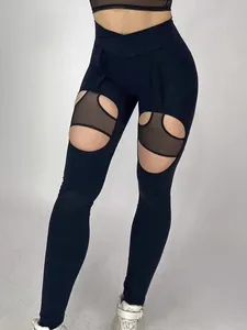 Dettaglio dei leggings yoga con vita a V e inserti in mesh trasparente sulle gambe