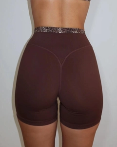 Detail der Yoga-Shorts mit hoher Taille, Leopardenmuster-Bund und Push-up-Effekt am Gesäß