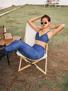 Γυναικείο σετ γιόγκα σε όψη denim με αθλητικό σουτιέν V και ψηλόμεσο κολάν