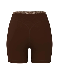 Detail der High-Waist Yoga-Shorts mit Leopardenmuster-Bund und dunkelbraunem Stretch-Stoff