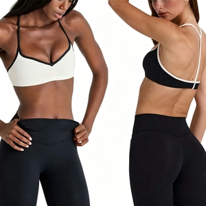 Ensemble de yoga deux pièces avec brassière de sport contrastée et legging taille haute
