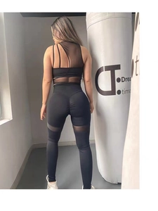 Dettaglio dei pantaloni da yoga a vita alta con pannelli in mesh ed effetto scrunch bum