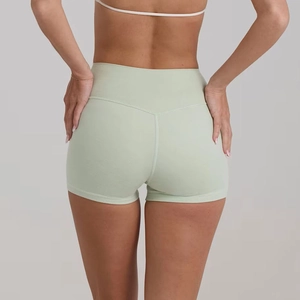 Vista posteriore di pantaloncini da yoga verde chiaro a vita alta con cuciture a V push-up