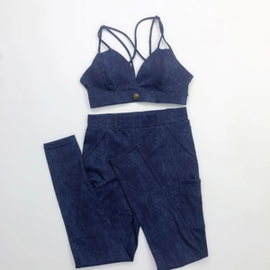 Λεπτομερής λήψη σετ γιόγκα denim με πολλαπλά λουράκια και πρακτικές πλευρικές τσέπες