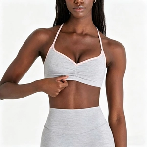 Ensemble de yoga contrasté avec brassière col en V et legging taille haute gris clair