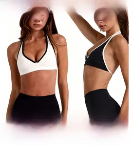 Dettaglio degli shorts yoga a vita alta e reggiseno sportivo in contrasto bianco e nero