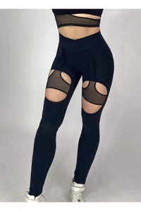 Dettaglio dei leggings da yoga neri con inserti in mesh e design con cut-out sexy