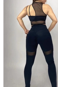 Dettaglio dei leggings da yoga a vita alta con inserti in mesh ed effetto push-up