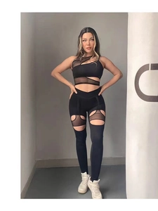 Dettaglio di leggings neri a vita alta con inserti in mesh e design sexy con intagli