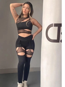 Dettaglio del set da yoga nero con inserti in mesh trasparente e design cut-out audace