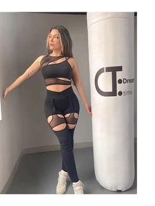 Dettaglio del patchwork in mesh nero e dei ritagli traforati sui leggings da yoga